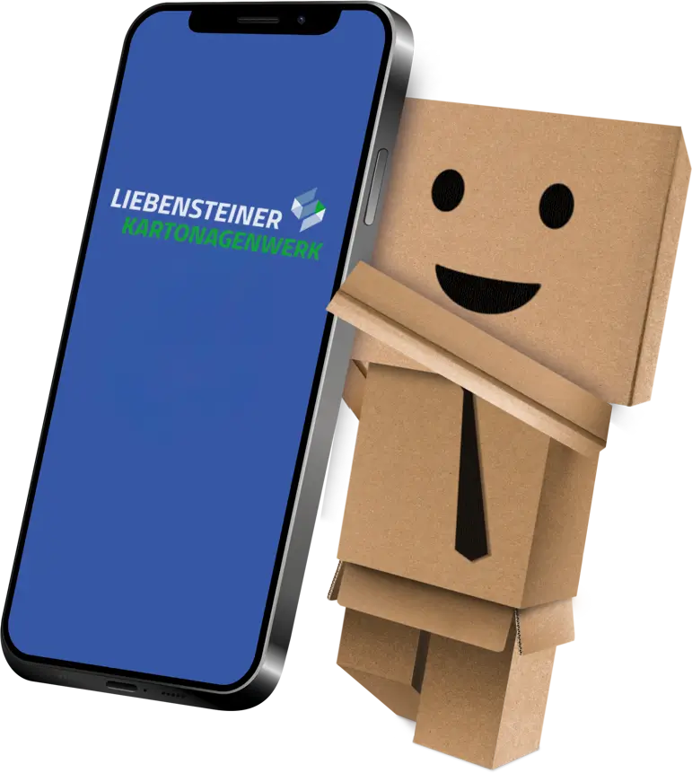 Schachti hält ein Smartphone mit Logo des Liebensteiner Kartonagenwerks